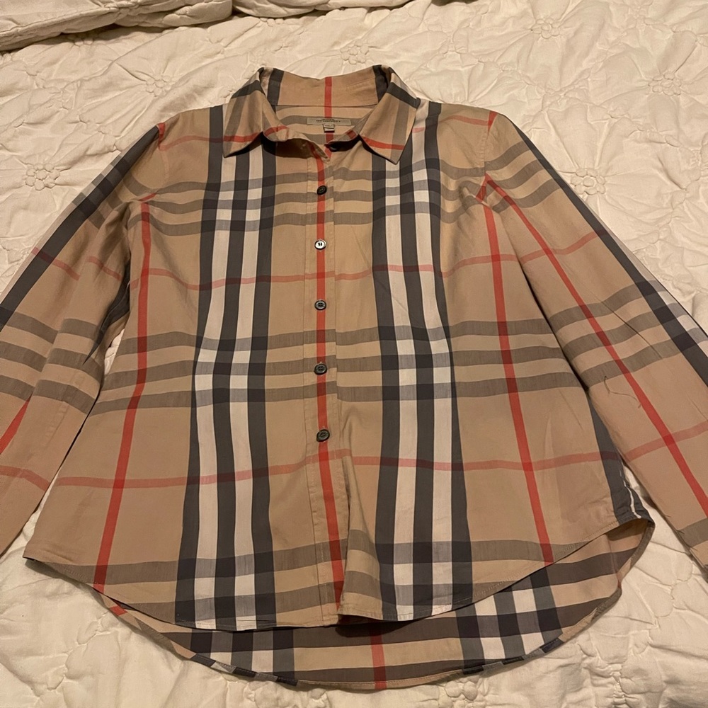 Medium Burberry women’s shirt ,no flaws